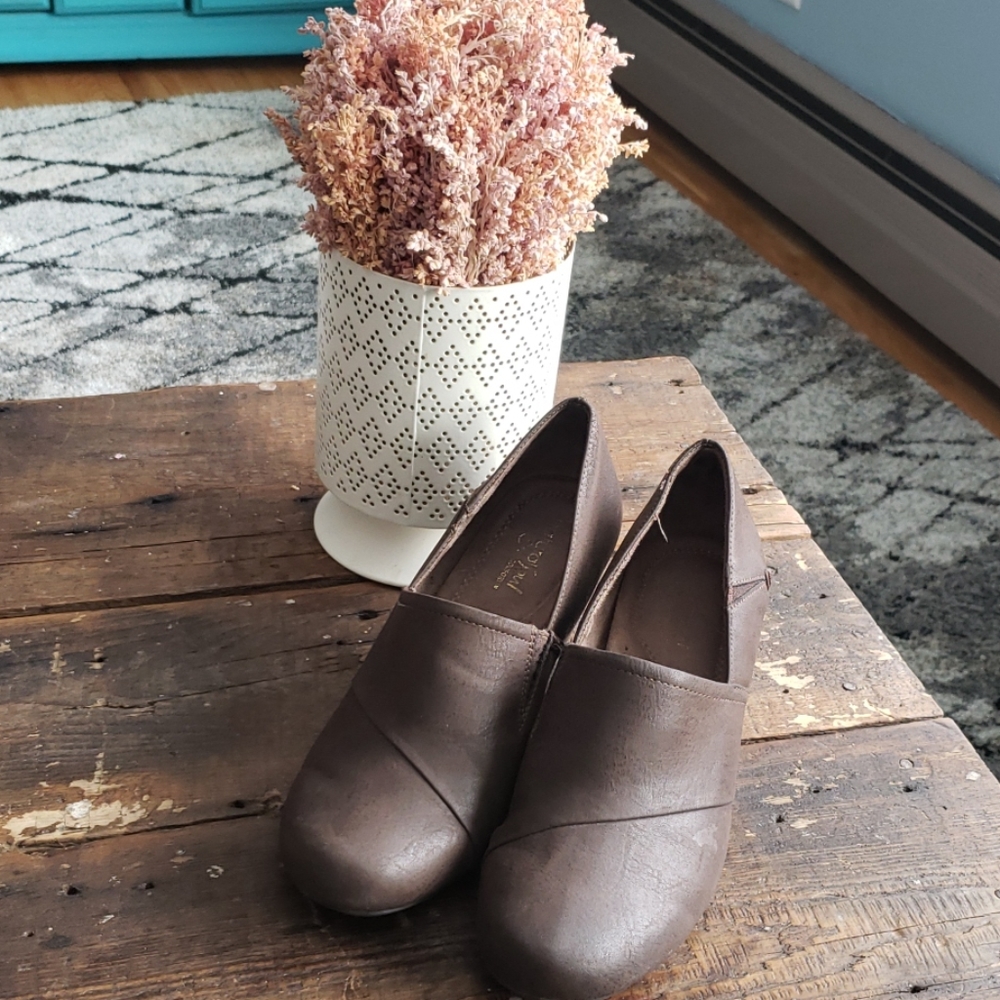 2/$15 Size 7 brown wedge